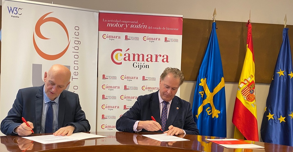 Pablo Priesca, Director General de CTIC y Félix Baragaño, Presidente de la Cámara de Comercio de Gijón, firman el convenio de colaboración