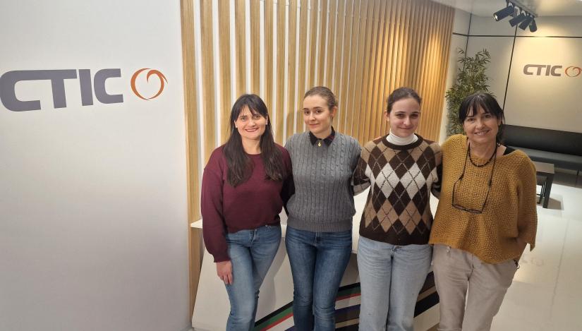 De izquierda a derecha, Covadonga Cima y Cayetana Costales (mentoras en MASSTEAM 2025), Paula Fernández (ponente en MASSTEAM 2026) y Lidia Parra (Coordinadora de MASSTEAM).