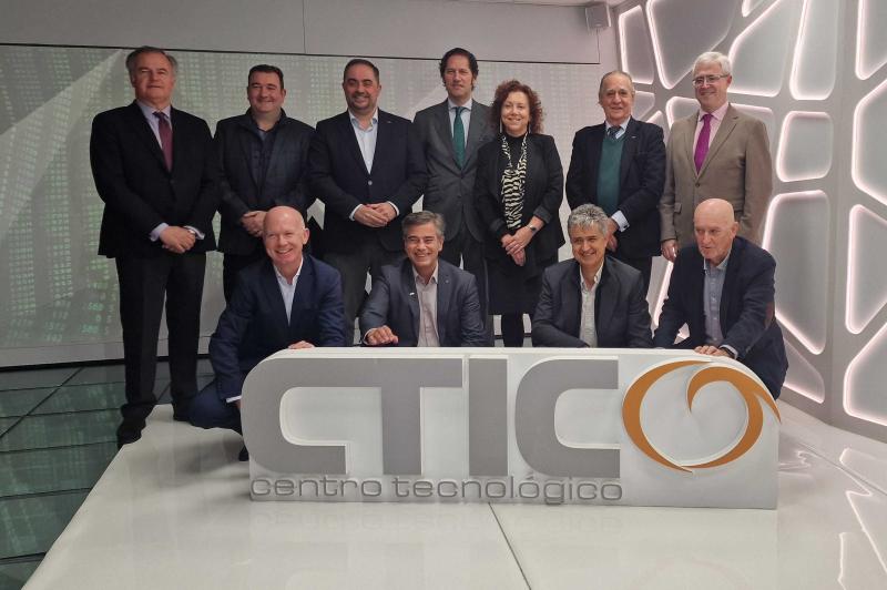 Miembros del Patronato de CTIC, tras la reunión celebrada el pasado 15 de diciembre. En la fila superior: Marcos L. Suárez (Lacera); Ricardo Cabeza (Grupo El Gaitero); Pablo Coca (CTIC); Juan Acuña (Telecable); Marta Tamargo (CTIC); Roberto Paraja (presidente de CTIC); Alberto Cillero (ALSA). En la fila inferior: Richard Villaverde (Central Lechera); Juan José Rodriguez (GAM); Alejandro Durán (Felguera TI), Pablo Priesca (patrono de honor de CTIC).