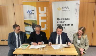 Roberto Paraja y Fernando Martínez, presidentes de CTIC y de Fundación Caja Rural, respectivamente, en la firma del convenio del proyecto AgroSTEAM