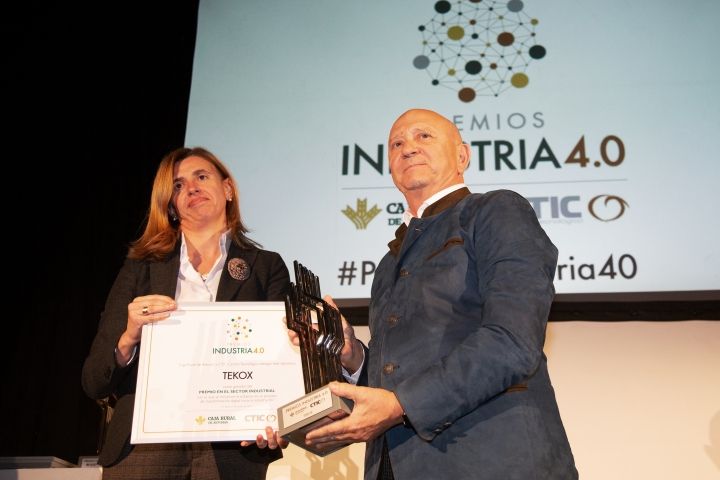 Eva Pando, directora del IDEPA, entrega el Premios Industria 4.0. en la categoría industrial a Tekox. 